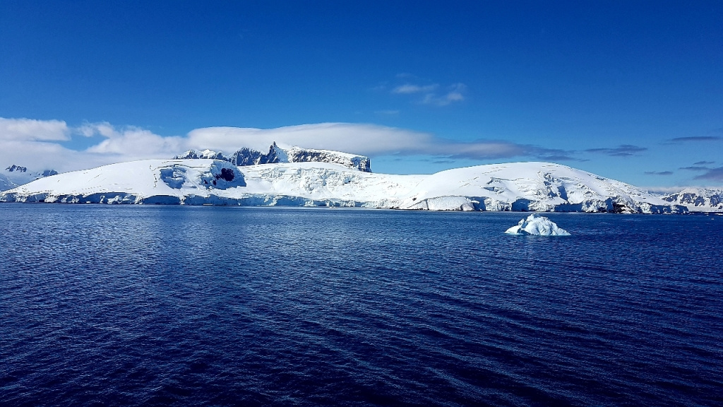 Land unter einem Eispanzer