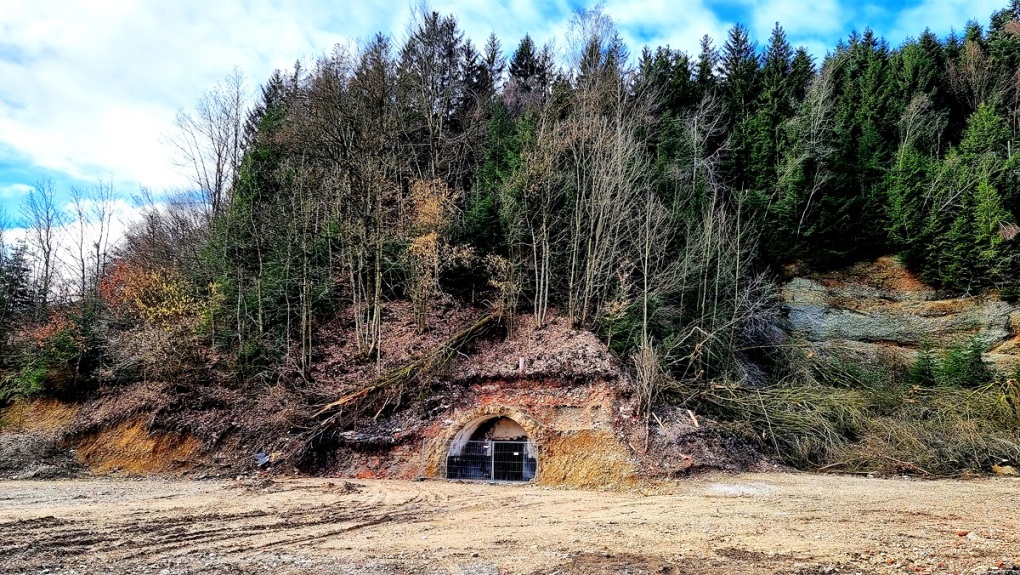 Eingang in den Berg-Erdkeller