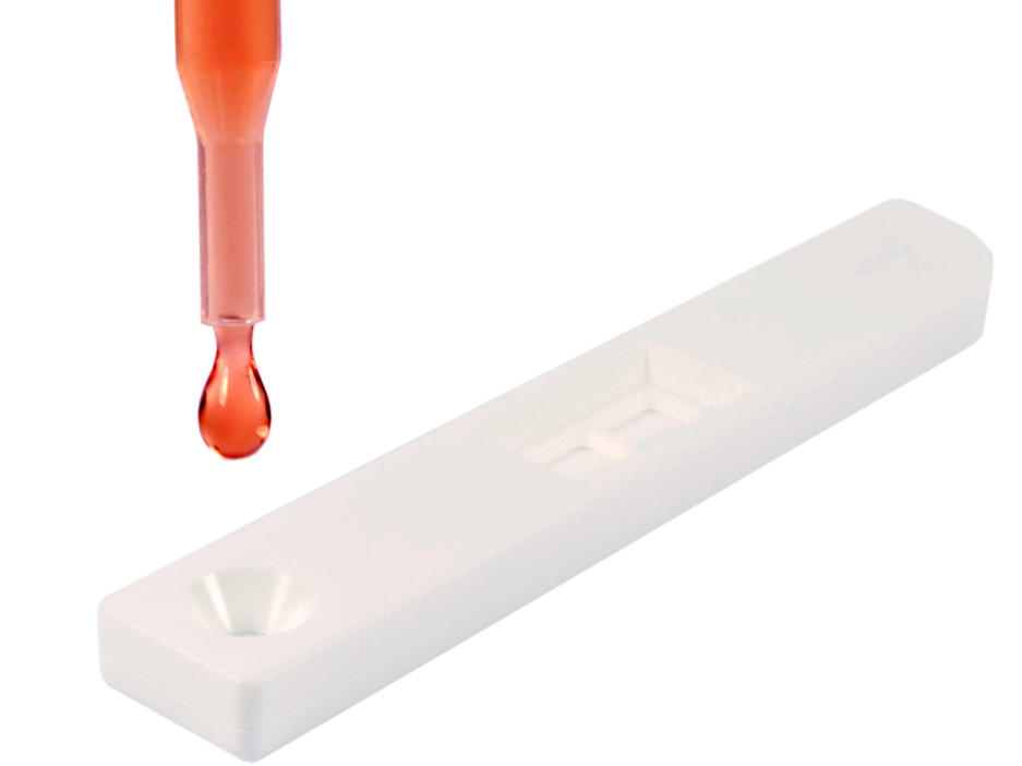 Tri kapljice krvne raztopine s pomočjo pipete nanesite na testno polje S na testni ploščici. Ploščice 2 minuti ne premikajte.