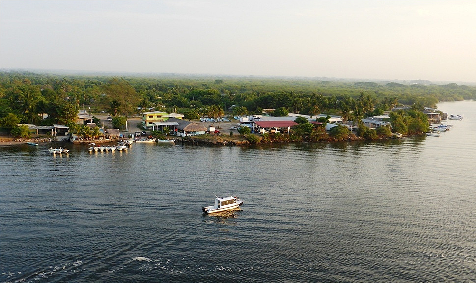 In der Morgensonne läuft das Schiff in den Hafen von Chiapas ein.