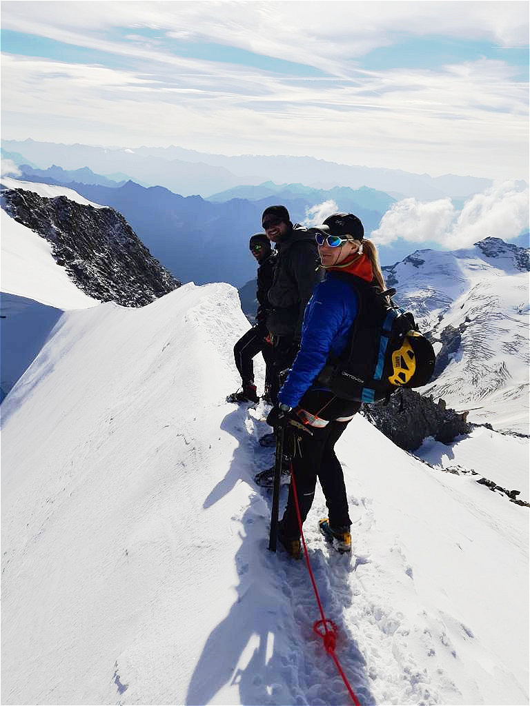 Aufstieg über einen ausgesetzten Grat