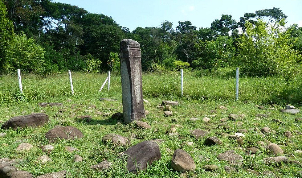 Eine Sonnenuhr
Dahinter liegt ein großes Areal noch nicht freigelegter Bauwerke.