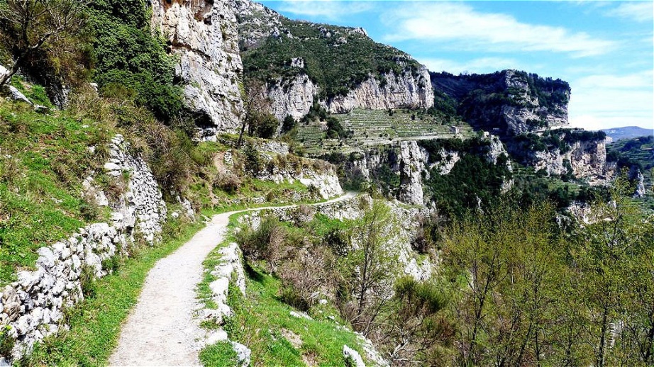 Weg am Rande der schroffen Kalkklippen