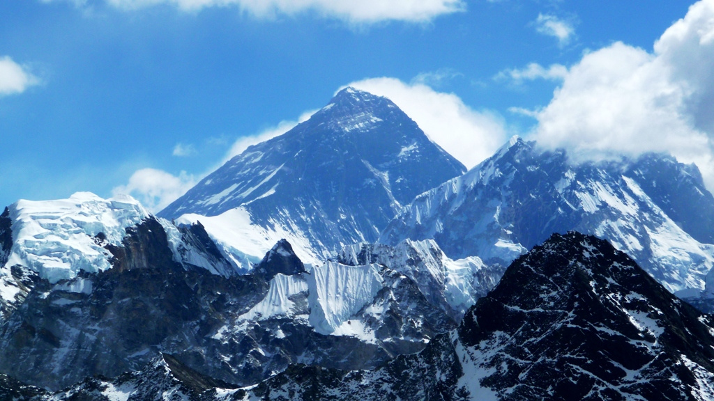 Drohend erhebt sich die "Schwarze Pyramide" des Mount Everest
Der Mount Everest ist mit 8848 Metern Höhe über dem Meeresspiegel der höchste Berg der Erde. Er ist einer von 14 Achttausendern und als höchster Gipfel Asiens einer der Seven Summits