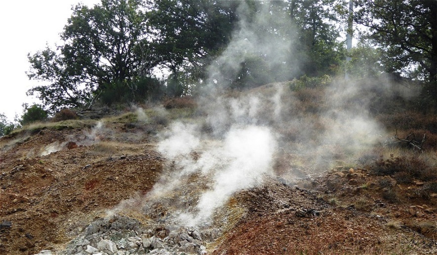 Schwaden aus Wasserdampf - der Geruch von Schwefel liegt in der Luft !