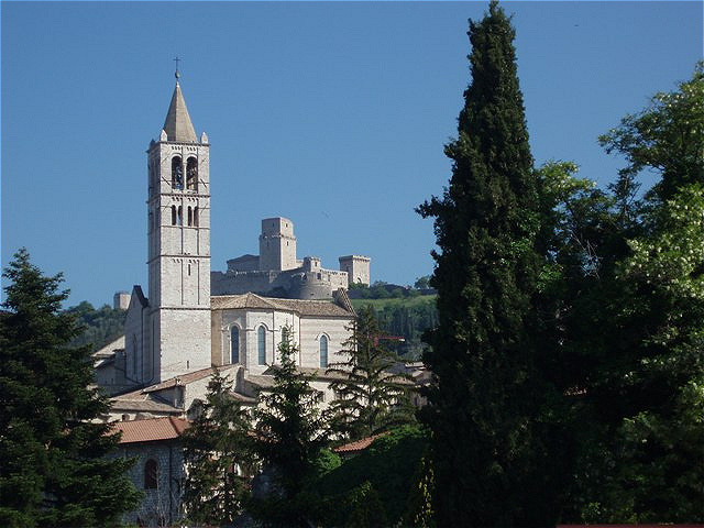 Basilica Santa Chiara mit Castello (im Hintergrund)
Die Hl. Klara war Weggefährtin des Hl. Franz . Hier wird heute das Original des Kreuzes von San Damiano aufbewahrt