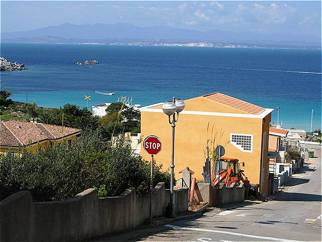 Ortseingang von Santa Teresa - Blick nach Norden über die Straße von Bonifacio auf  die Kreidefelsen von Korsika