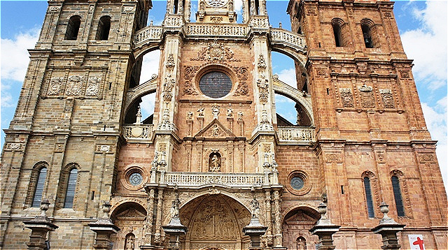 Mehrmals umgestaltet, wurde die Kathedrale im 13. Jh. fertiggestellt