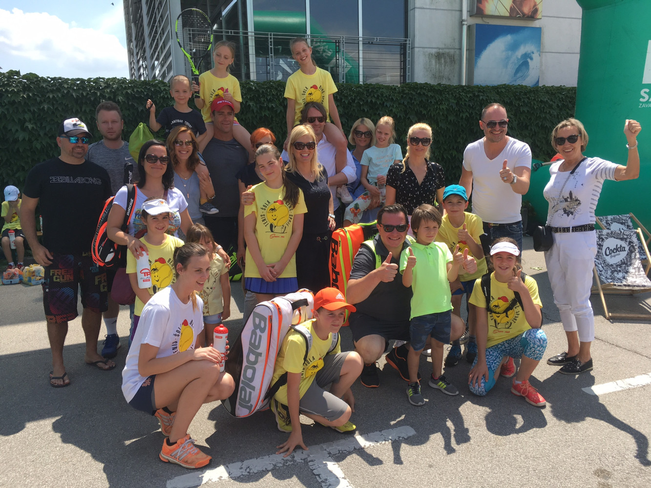 Igralci tenis kluba Benč Sport z povezavi s Teniško Zvezo Slovenije na dobrodelnem turnirju Gibaj Mladina
