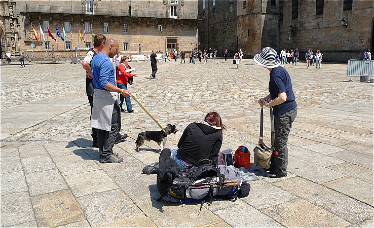 Rast vor der Kathedrale. Der harte Boden wird zum weichen Bett !