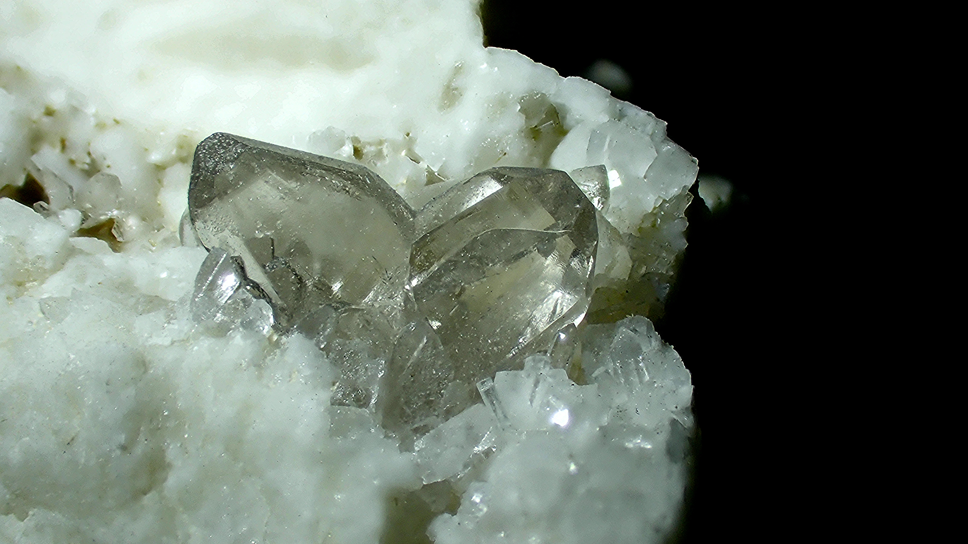 Bergkristall (Japanerzwilling) Bildausschnitt ca. 10 x 6 mm