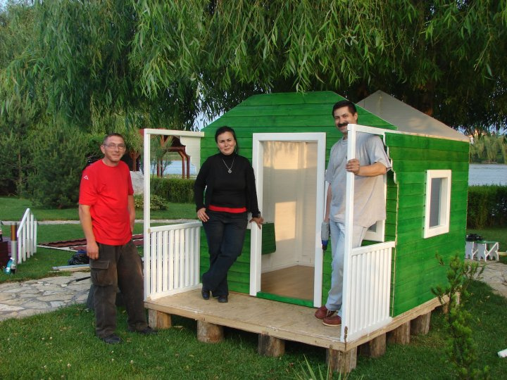 Căsuța și meșterii ei, în timpul montării