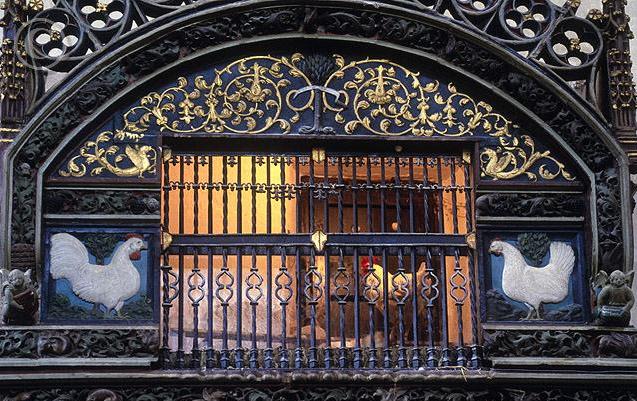 Grabmal und Hühnerkäfig in der Kathedrale. Das Hühnerpaar wird täglich ausgewechselt !