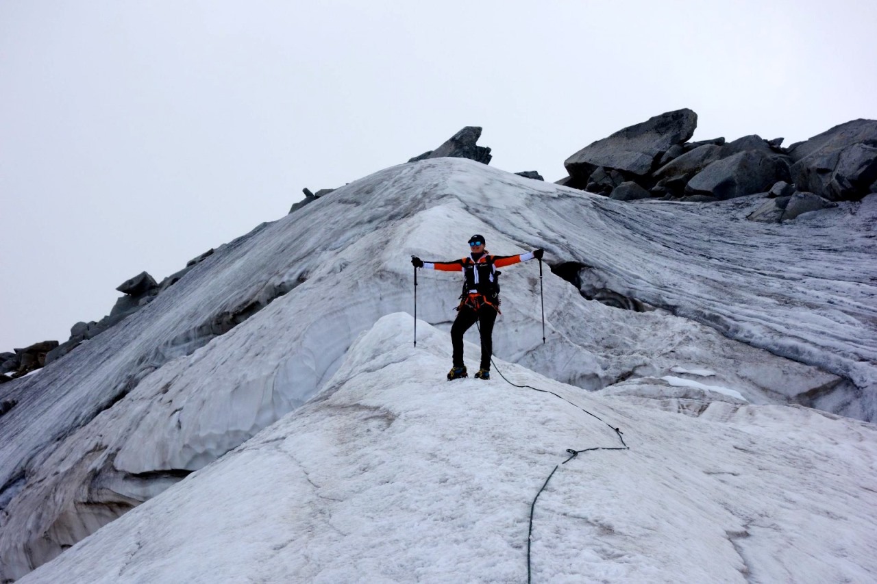 Auf einem Eisrücken geht es in Richtung Gipfelaufbau