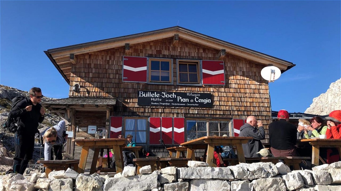Die Büllelejochhütte ist die am höchsten gelegene Schutzhütte ( (2.528 m) in den Sextner Dolomiten in Südtirol