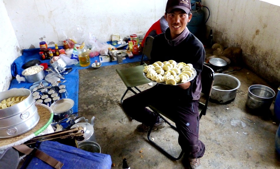 Unser Koch in seiner bescheidenen Küche
zauberte wieder einmal köstliche "Momos" hervor