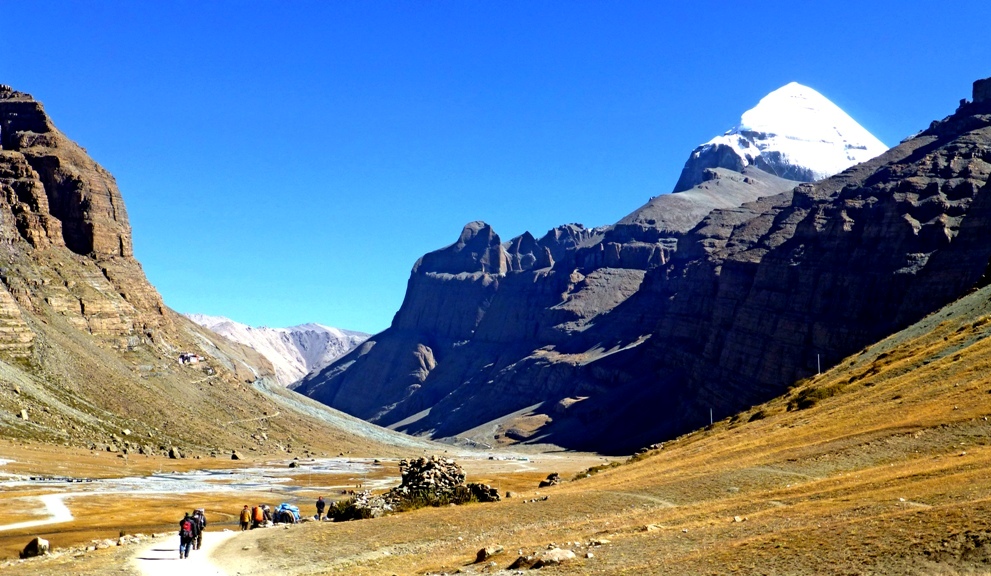 Im "Valley of Gods" - eine Talschlucht
In Darboche auf 4.750 m im Lha Chu Tal hat man eine unbeschreiblich schöne Aussicht auf die Südseite des Kailash. Die umliegenden Felsformationen stellen übernatürliche Wächter des tibetischen Buddhismus dar. Jeder Einzelne hat einen Namen