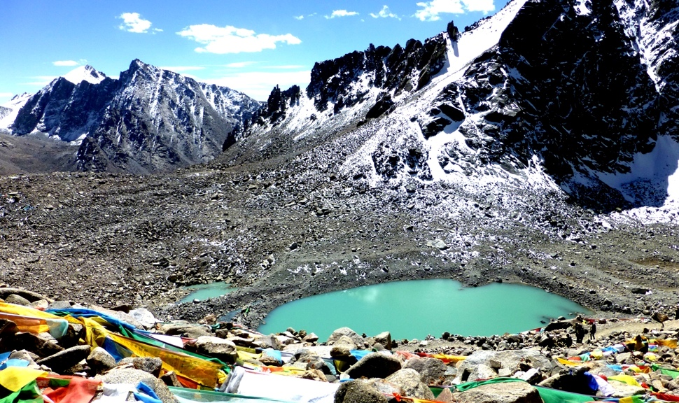Am "Heiligen See" Thukje Chenpo
Der Abstieg führt entlang eines Zickzack-Pfades zum gefrorenen, heiligen See