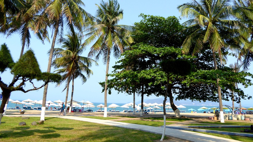 
Am Strand von Nha Trang
Am Stadtstrand entlang der Promenade am Tran Phu Boulevard finden sich zahlreiche Restaurants, Strandbars und Hotels.
