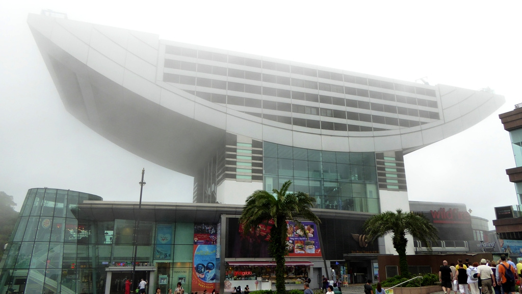 Der Aussichtsturm Victoria Tower auf 379 Metern Höhe im morgendlichen Nebel