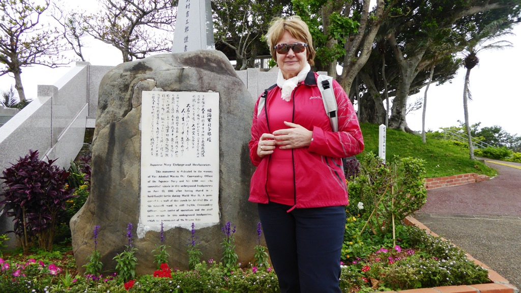 Vor der Gedenkstätte beim ehemaligen Marinehauptquartier Japans im 2. Weltkrieg