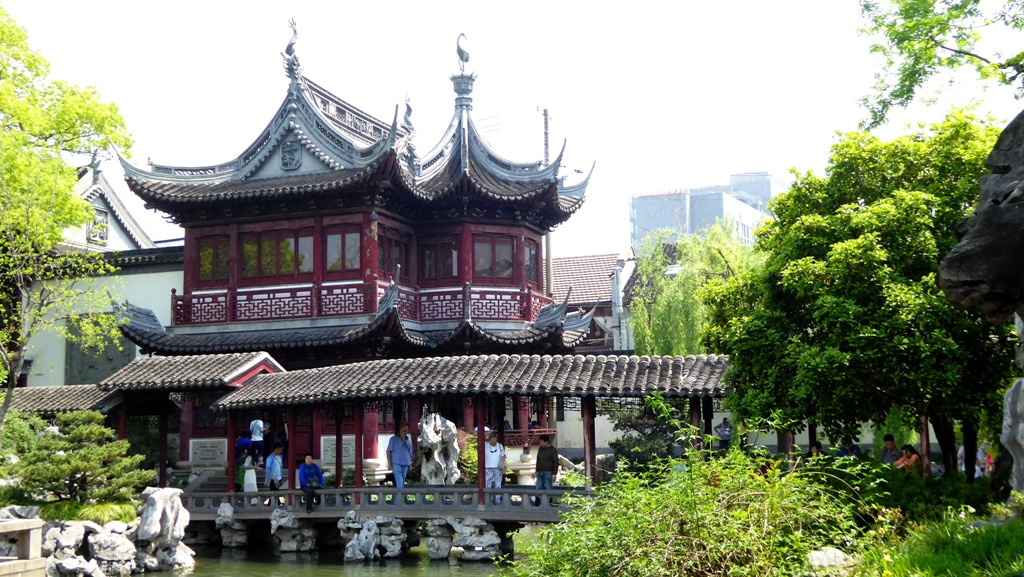 Einer der vielen malerischen Pavillons
Im Garten kann man wie in einem Labyrinth herumlaufen und an den verschiedenen Orten pausieren.