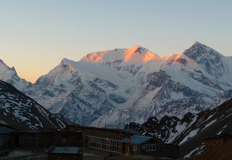 
Sonnenaufgang
Die Sonne zaubert ein zartes Rosa auf die Gipfel des Annapurnamassivs.
