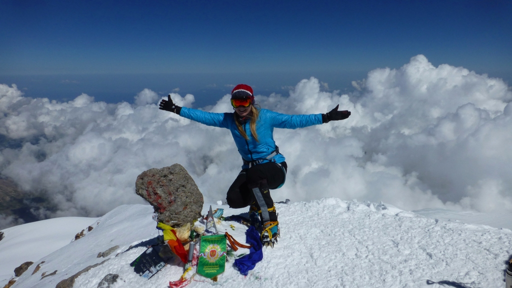 
Auf dem Gipfel (5.642 m) über den Wolken !
