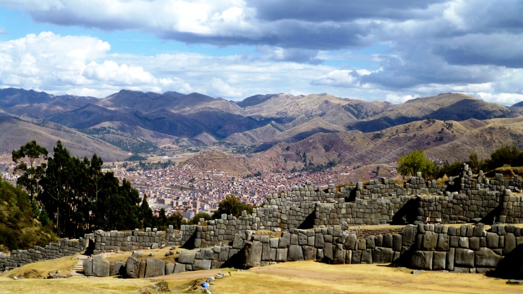 Die monumentalen Steinmauern der Inkafestung von Sacsayhuaman über Cusco
Die wichtigste „Verteidigungslinie“ besteht aus drei zyklopischen, terrassenförmig übereinandergebauten Zickzackmauern. Sie sind 600 m lang. Die untere Mauer ist 9 m, die mittlere 10 m und die obere 5 m hoch
