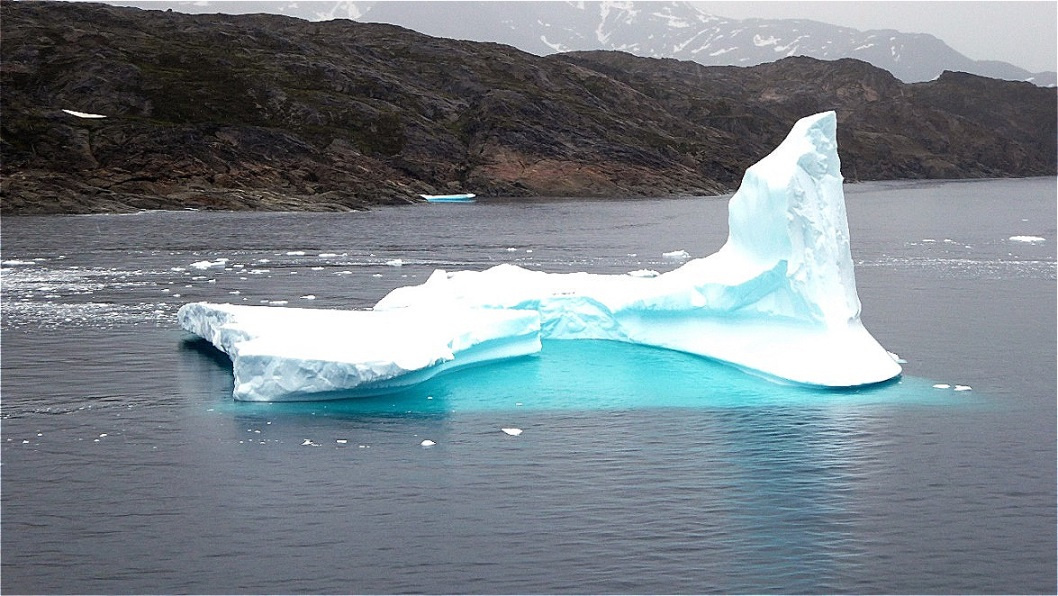 Eisberg mit "Rückenflosse"
