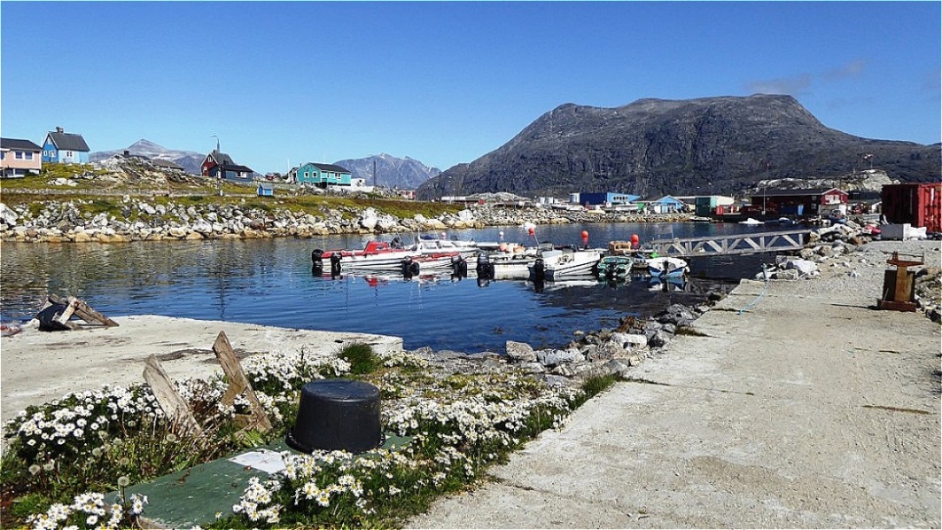 Kleine Boote liegen im geschützten Hafen