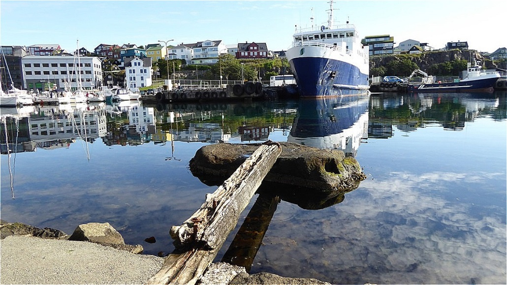 Eine Fähre liegt im Hafen