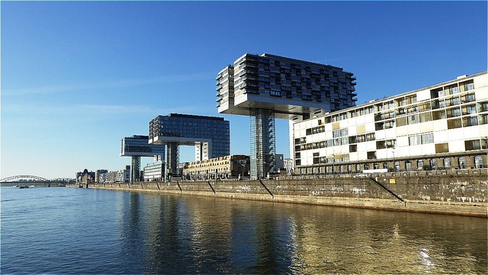 Kranhäuser - als Kranhäuser wird die architektonische Gesamtheit der drei 61,60 bis 61,91 Meter hohen, 70,20 Meter langen und 33,75 m breiten Hochhäuser im Kölner Rheinauhafen in der Altstadt-Süd bezeichnet
