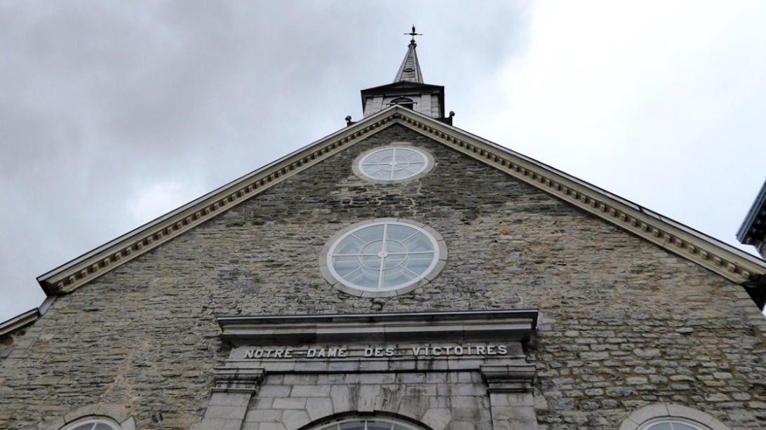 Vor dem Kirchenportal