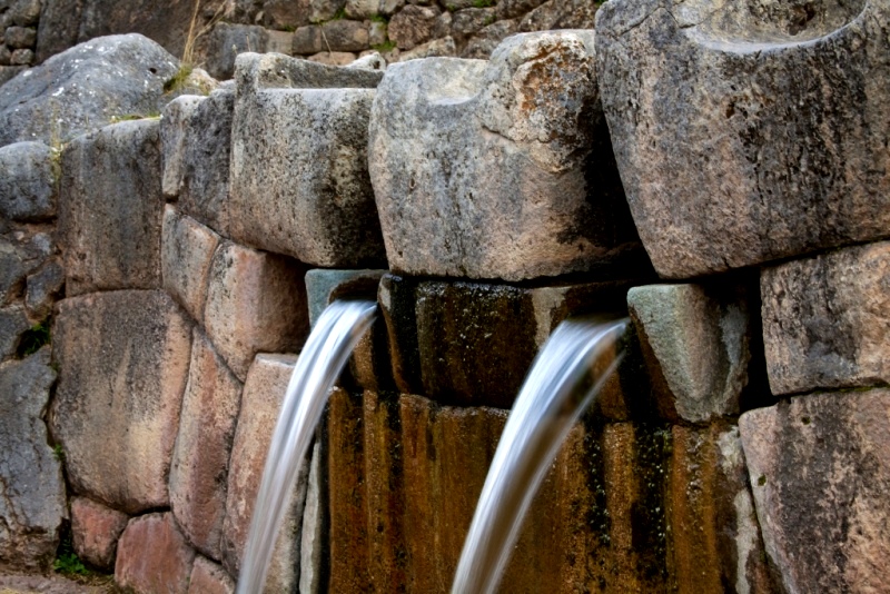 Tambo Machay-legendäre Quechua Quelle
Trinkt man von dem Wasserlauf rechts unten, so soll man davon jünger werden, trinkt man vom Wasserlauf links unten, so wird man Zwillinge bekommen, und der obere Wasserlauf soll eine segnende Wirkung haben