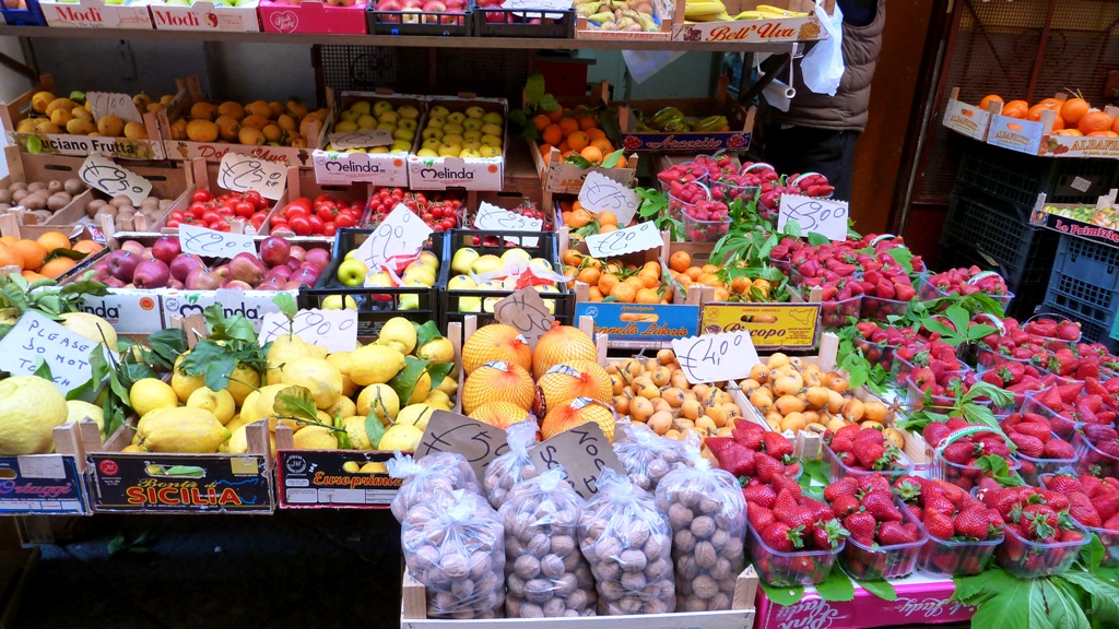 Buntes Angebot an Früchten