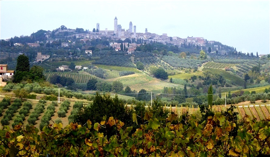 San Gimignano thront auf dem Hügel. Die Stadt verdankt ihre Existenz der Via Francigena (Frankenstraße). Auf ihr  zogen Händler und Pilger vom Norden nach Rom