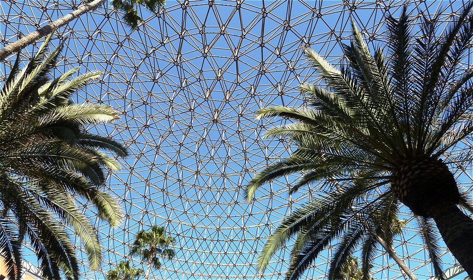 Über uns - der vernetzte Himmel
Unter dem Freiluftdom.