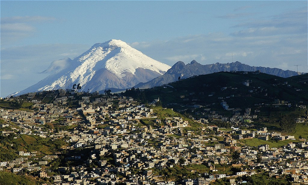 Am Berghang die südlichen Vorstädte Quitos - dahinter der Vulkan Cotopaxi