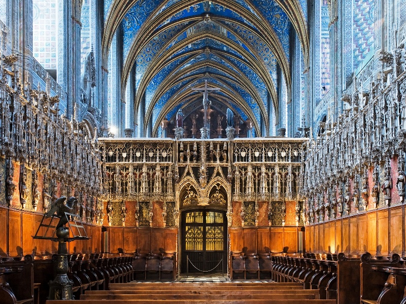 Der Lettner im Flamboyantstil aus dem 15. Jh.
Im Gegensatz zum festungsartigen Äußeren der Kathedrale ist das Innere künstlerisch ausgestaltet