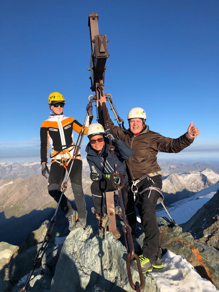 Unter dem Gipfelkreuz