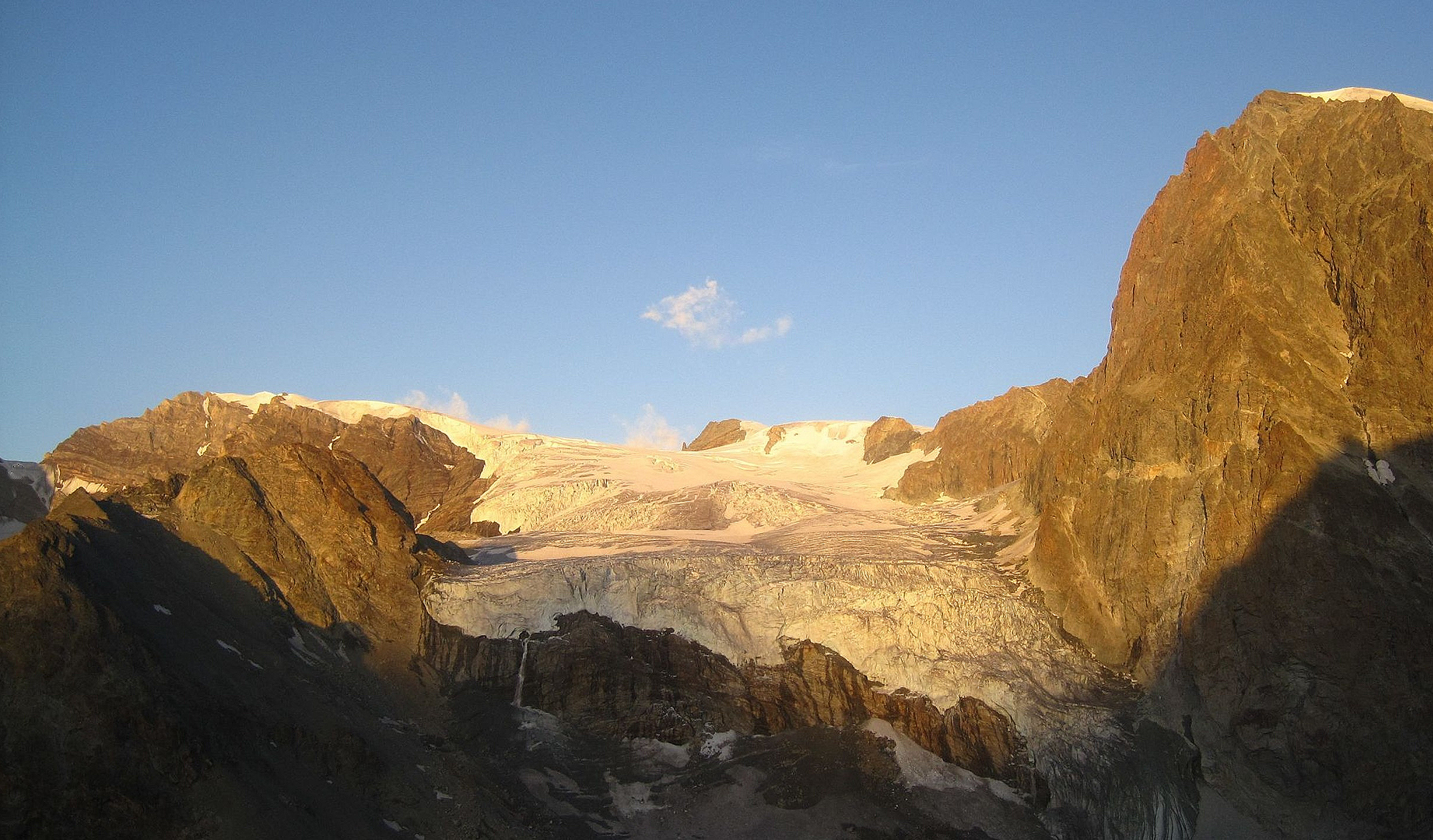Blick zurück - Tète Blanche (Bildmitte) über dem Stockjigletscher.