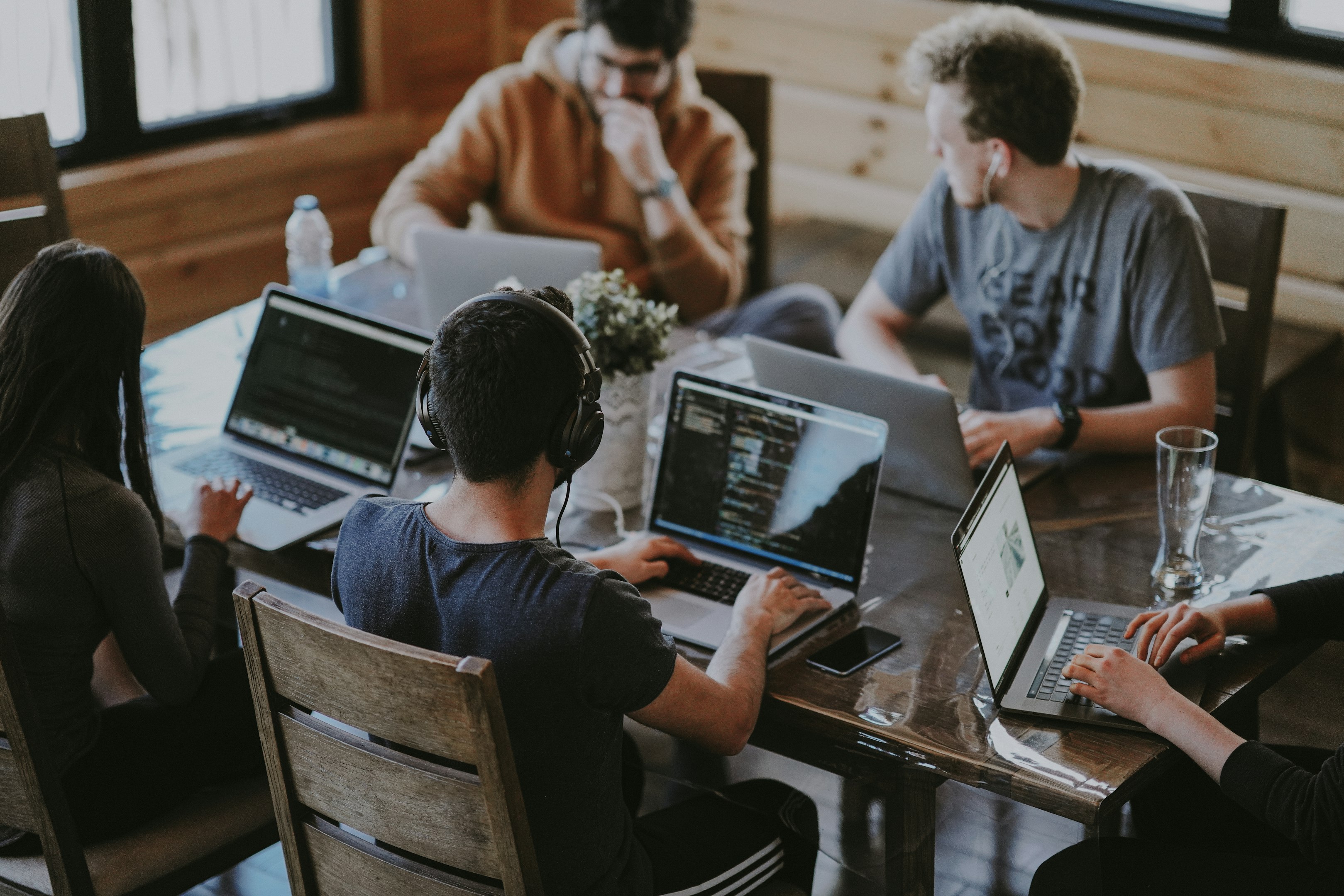 grup de oameni folosind un laptop