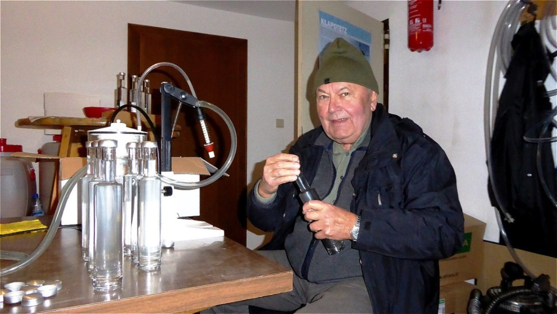 Franz Denk füllt den Traubenbrand ab