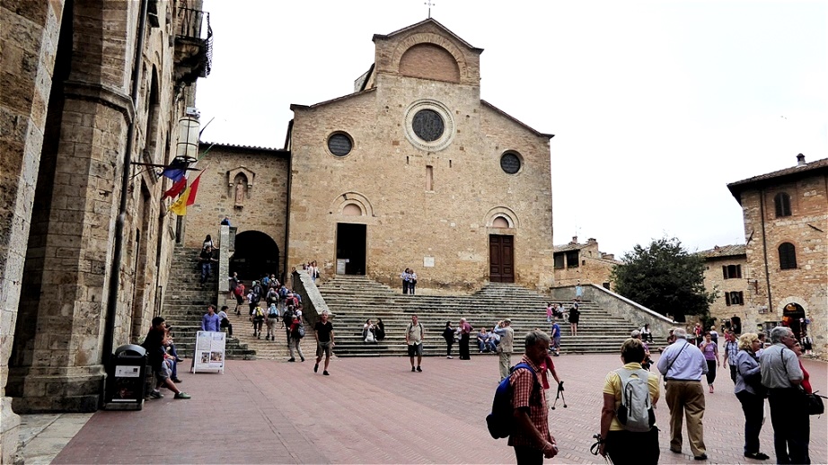 Auf der Piazza vor der Collegiata Santa Maria Assunta