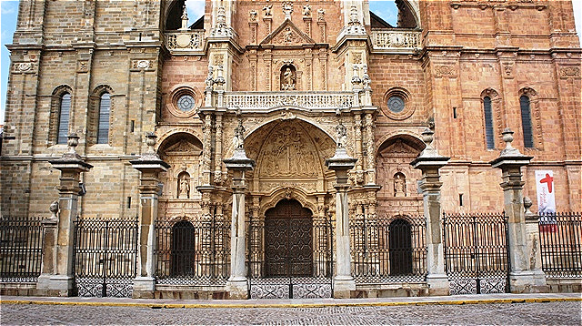 Catedral de Santa María de Astorga aus dem 8. Jh. Sie ist eine der ältesten Kathedralen Spaniens