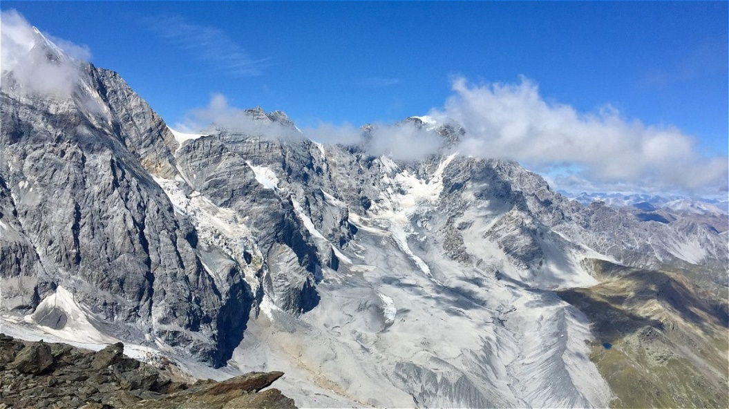 Der Ortler (3.905 m),rechts in Wolken, mit dem Hintergrat