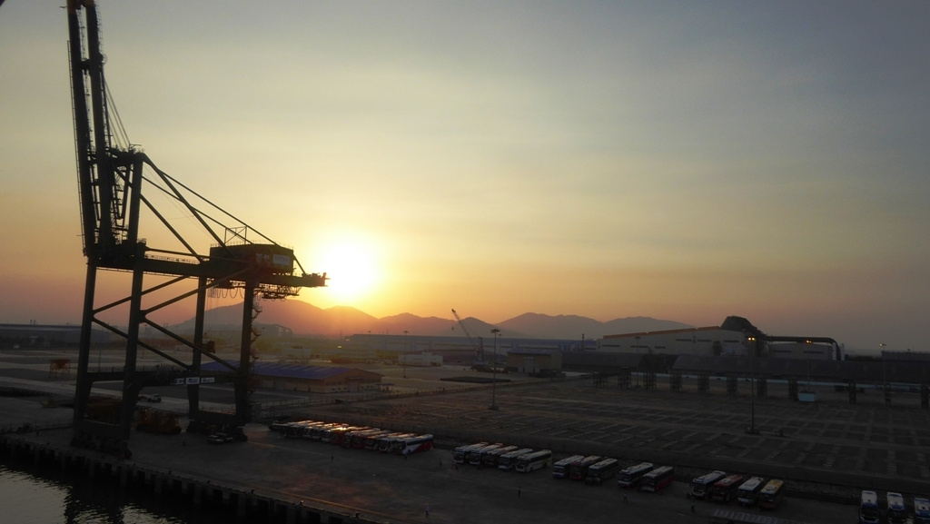 Im Hafengelände warten schon die Reisebusse