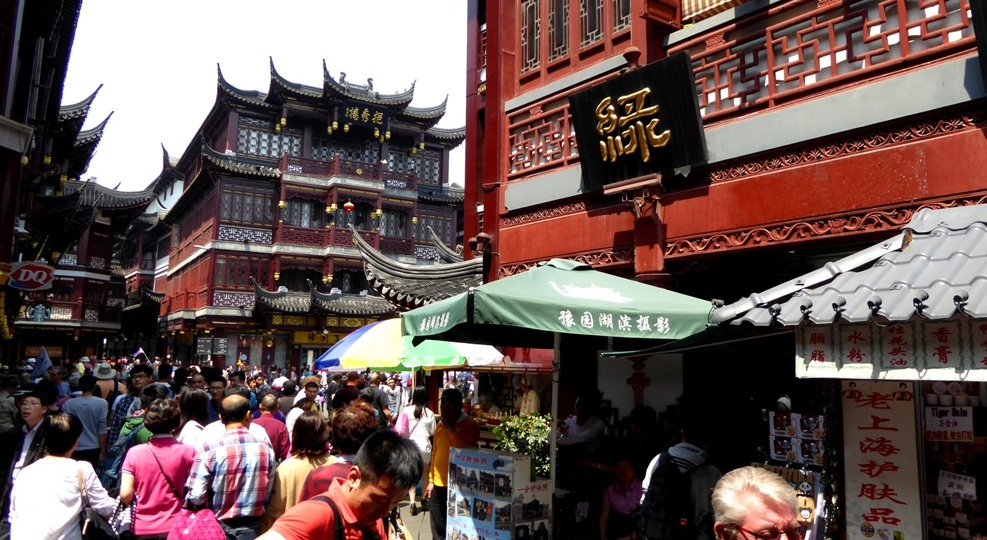 Einkaufen im Basar
Der Yuyuan Garten ist umgeben von einem Einkaufszentrum, dessen Architektur an die Qing-Dynastie erinnern soll, und das mit vielen Andenkenläden und Essensständen die Touristen anlockt.