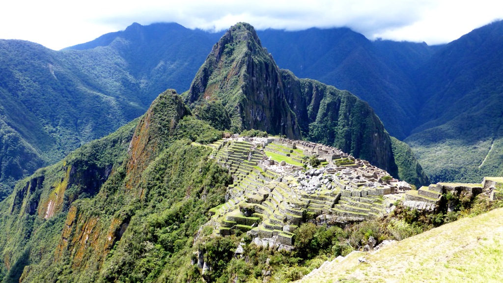 Machu Picchu liegt in einer Einsattelung
auf einer Höhe von 2.430 m zwischen dem Berg Machupicchu und dem Huayna Picchu